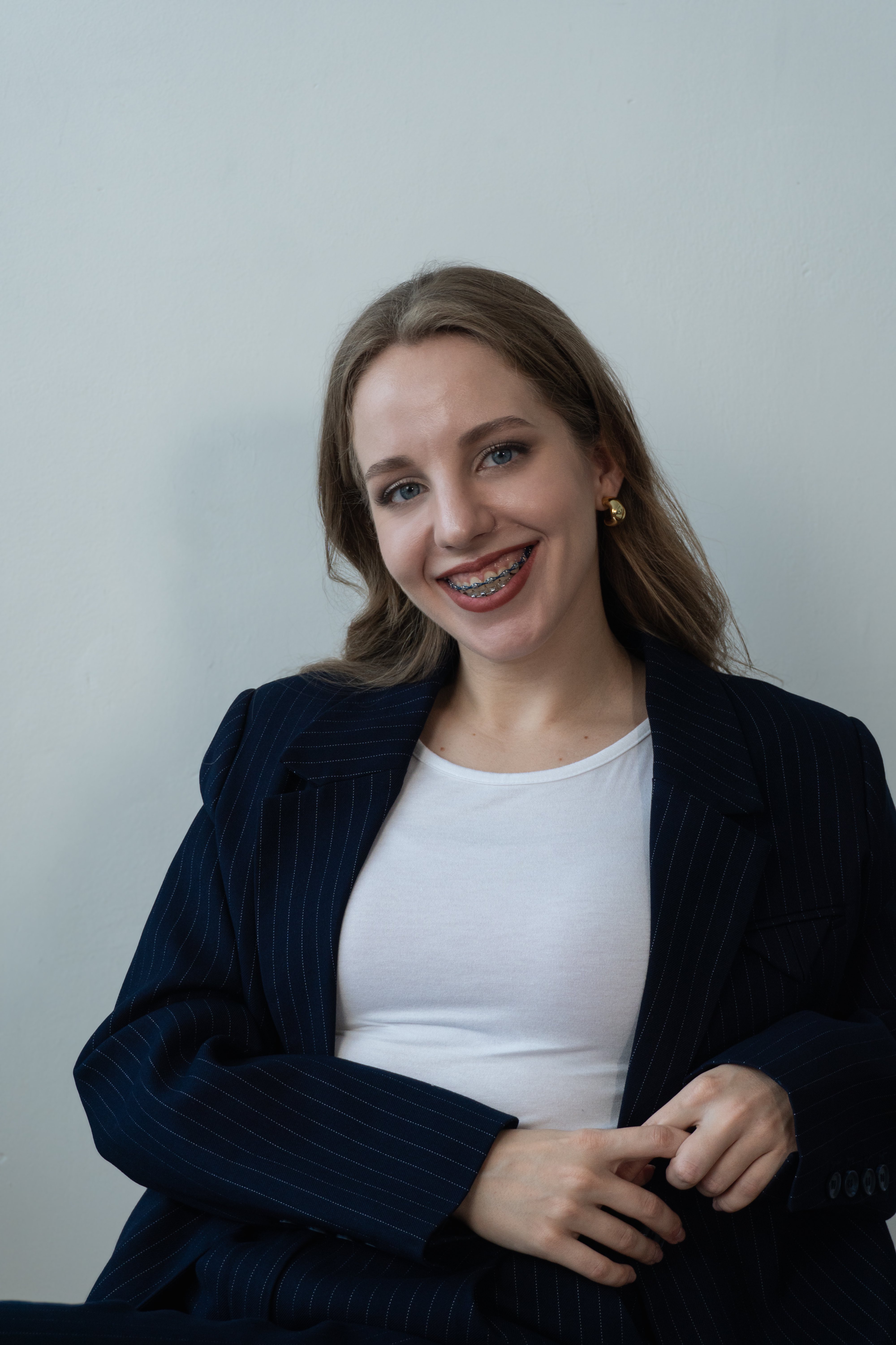 Лиза — преподаватель английского языка, улыбается